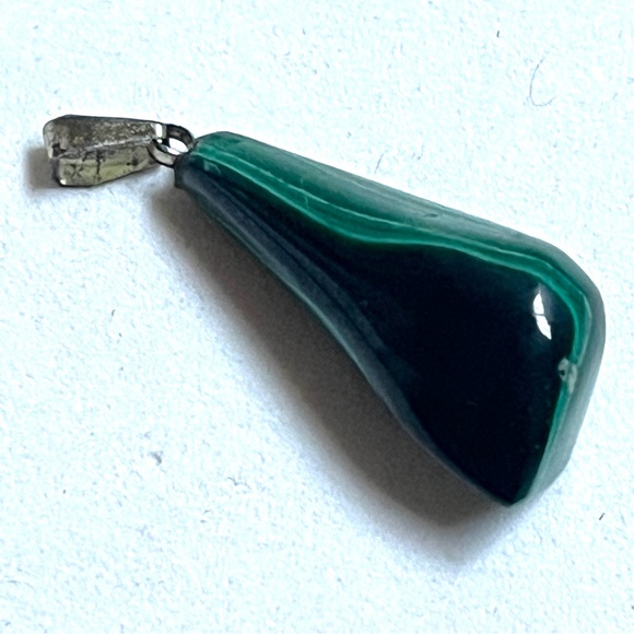 Elegant Emerald Green Stone Pendant - Picture 6 of 7